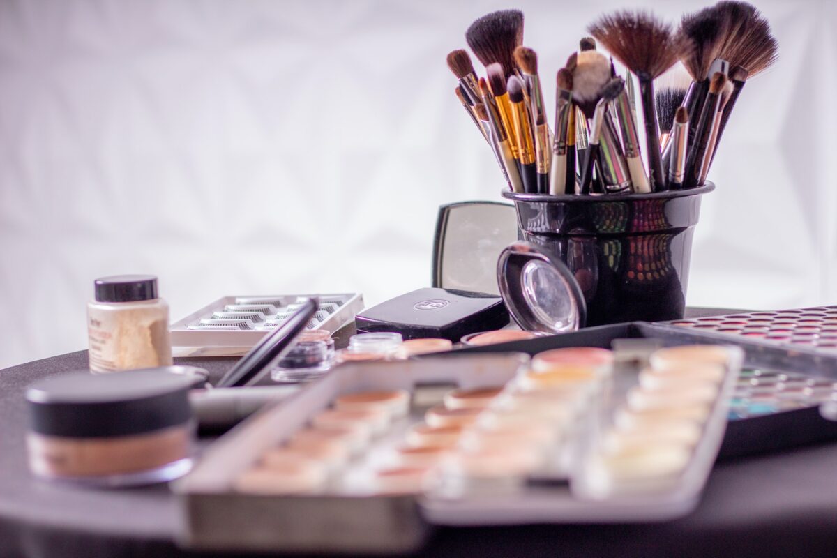 How To Tell When Makeup Has Expired - Know Makeup Expiry - Fashion's Fever