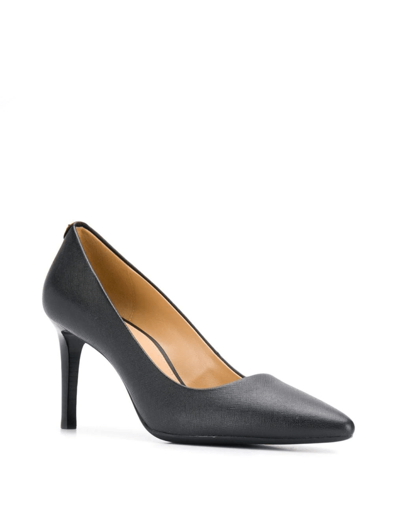 Wardrobe must-have - black pumps