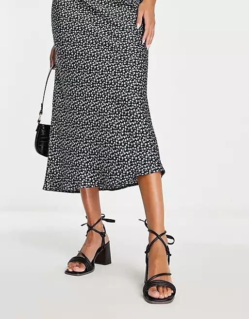 strappy sandals in cute summer outfit ideas