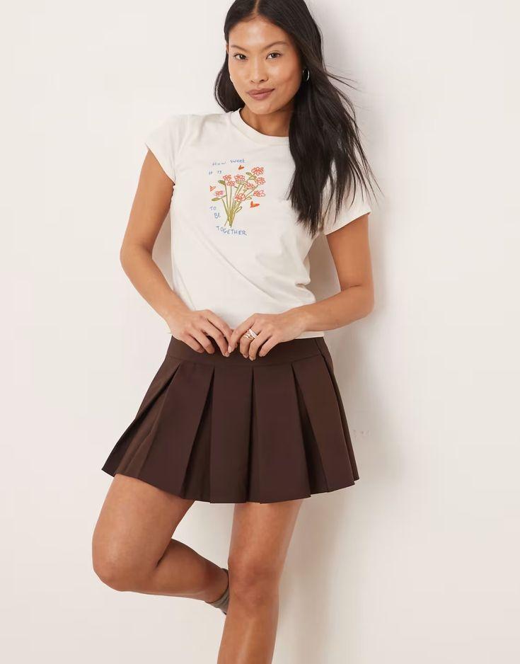pleated skirt chocolate color - spring summer 2025 fashion trends